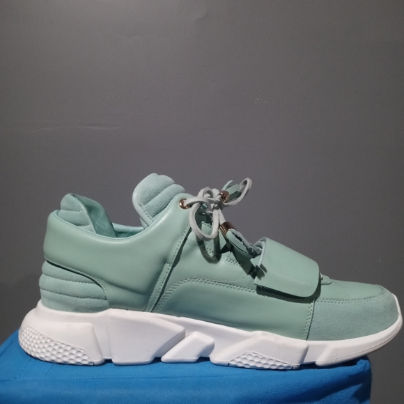 **RARE** SIA COLLECTIVE SNEAKERS - Picture 9 of 11